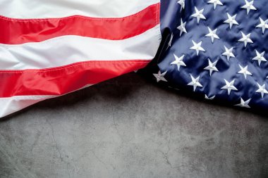 Gaziler Günü. Hizmet eden herkesi onurlandırmak. Kopya alanı olan gri arkaplanda Amerikan bayrağı.
