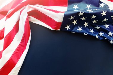 Siyah arkaplanda fotokopi alanı olan Amerikan bayrağı