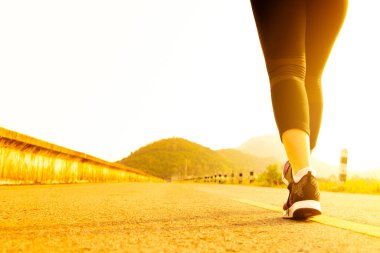 Spor kadını yol kenarına doğru yürüyor. Adım konsepti