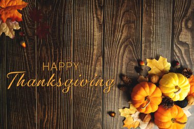 Tahta masadaki kabak ve fındıklı Şükran Günü 'n kutlu olsun.