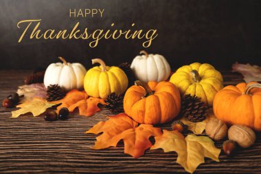 Tahta masadaki kabak ve fındıklı Şükran Günü 'n kutlu olsun.