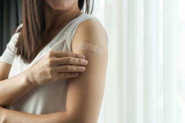 Bağışıklık sistemi aşısı olan sağlıklı bir kadın yan etki, aşı, aşı olmuş bir hasta ve aşı için endişeleniyor.