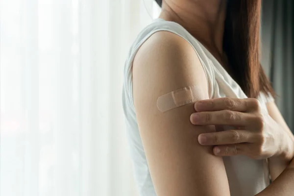 Mulher Saudável Recebendo Imunidade Vacinada Preocupação Com Efeitos Colaterais Vacinação — Fotografia de Stock