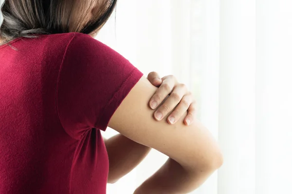 Lesão Tríceps Braço Mulheres Dolorosas Sofrem Trabalho Saúde Conceito Recuperação — Fotografia de Stock
