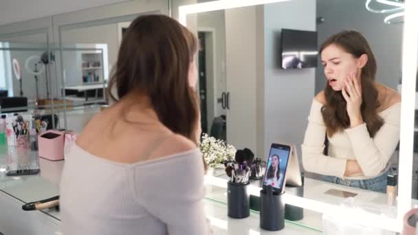 Makyaj vlogger etkileyicisi kozmetik ürün açıklayıcı video yaratıyor. Kişisel makyaj videosu. Genç bir kadın güzellik blogcusu. — Stok video