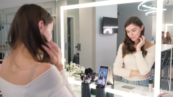 Makyaj vlogger etkileyicisi kozmetik ürün açıklayıcı video yaratıyor. Kişisel makyaj videosu. Genç bir kadın güzellik blogcusu. — Stok video