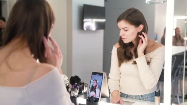 Makeup vlogger influencer skapa kosmetiska produkt förklarande video. personlig make up vlog. ung kvinna influencer skönhet mode bloggare. — Stockvideo