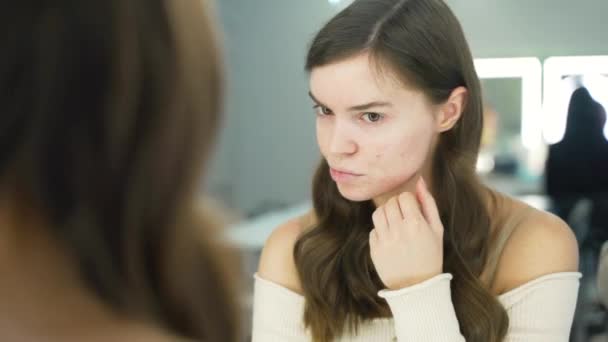 Ragazza con il problema dell'acne durante la pubertà, si guarda allo specchio. Primo piano — Video Stock