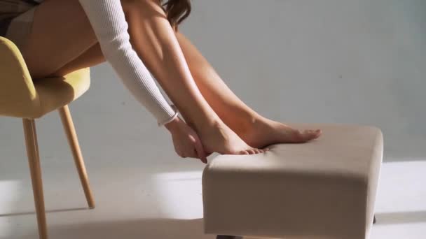 Die Frau leidet unter Schmerzen in den Beinen. Reiben von Bein und Knöchel bei Berufskrankheiten. Krampfadern. — Stockvideo