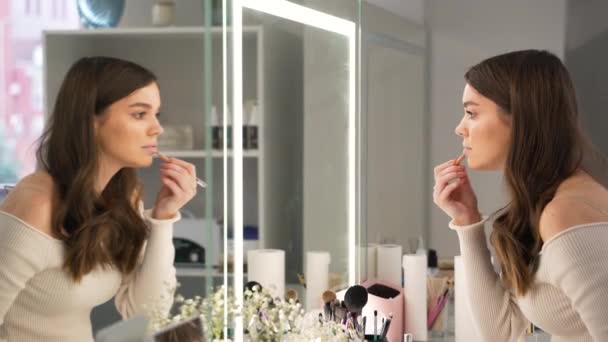Mädchen mit Problemhaut macht Make-up — Stockvideo