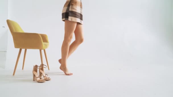 Žena trpí bolestí lýtkové nohy a bolestí svalové nohy, Zdravotní péče — Stock video