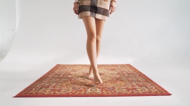 여인, 아름다운 카펫을 맨발로 걷는 소녀. 정맥류 정맥이 없는 건강 한 다리 — 비디오