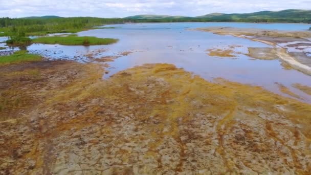 Vista aerea del territorio pericoloso. Inquinamento dell'ambiente, del suolo e delle acque. Niente vegetazione. Il letto bruciato di un fiume sporco, avvelenato dalla produzione di rame. Disastri ambientali — Video Stock