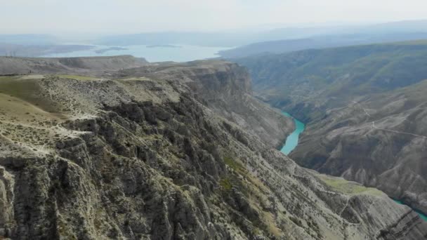 Vista aérea de Sulak Canyon, que é um dos cânions mais profundos do mundo. Um rio azul-turquesa profundo e sinuoso num vale montanhoso. Paisagens caucasianas. Falésias, colinas e montanhas. Natureza russa — Vídeo de Stock