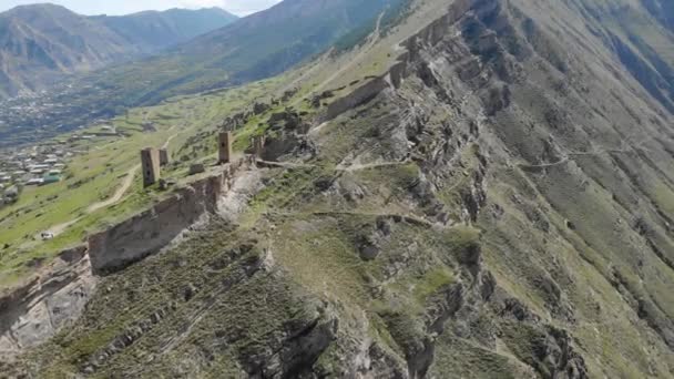 Повітряний вид на мертве село на вершині гори. Стародавні будівлі, кам'яні руїни стародавнього міста. Дивовижне покинуте село. Кам "яні будинки покинутого села Гамсутль (Дагестан). — стокове відео