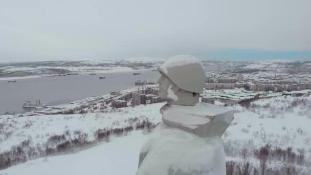 Αεροφωτογραφία του Alyosha Memorial, Murmansk. Το ψηλό μνημείο απεικονίζει στρατιώτη με κράνος, πανωφόρι και όπλο. Χειμώνας. Μνημείο του άγνωστου στρατιώτη και του άθλου του. Τόπος πολιτιστικής κληρονομιάς — Αρχείο Βίντεο