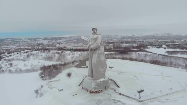 Αεροφωτογραφία του Alyosha Memorial, Murmansk. Το ψηλό μνημείο απεικονίζει στρατιώτη με κράνος, πανωφόρι και όπλο. Χειμώνας. Μνημείο του άγνωστου στρατιώτη και του άθλου του. Τόπος πολιτιστικής κληρονομιάς — Αρχείο Βίντεο