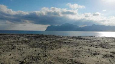 Sessiz Körfez, Bukalemun Burnu, Karadeniz, Kırım Yarımadası 'nın havadan görünüşü. Sakin mavi deniz kumlu kıyıları yıkar. Güneş parlıyor ve nadir bulutlar gökyüzünde yüzüyor.