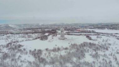 Murmansk 'taki Alyosha Anıtı' nın havadan görünüşü. Uzun anıt, miğferli, paltolu ve silahlı askerleri tasvir ediyor. Kış. Meçhul askerin anıtı ve başarısı. Kültür Mirası Bölgesi