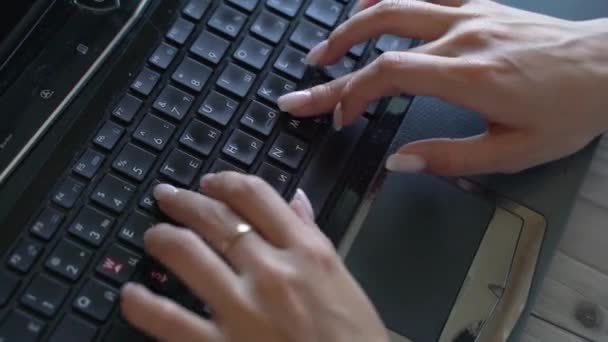 Las manos femeninas escriben en el teclado negro del portátil — Vídeo de stock