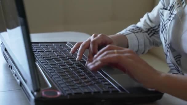 Le mani delle donne scrivono sulla tastiera nera del computer portatile — Video Stock