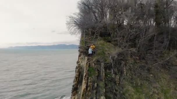 Veduta aerea della roccia di Kiseleva, Territorio di Krasnodar. La gente e 'in piedi sulla scogliera. Roccia costituita da lastre bianche e strati. La tempesta eccita il mare azzurro. Paesaggio unico. Primavera — Video Stock