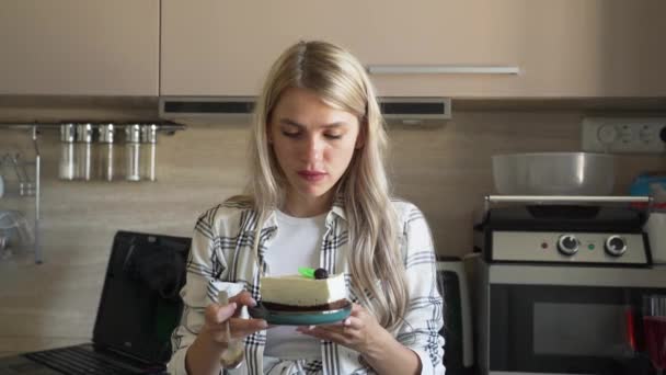 Žena váhá sníst dort, nebo ne. dívka dodržuje zdravou stravu, ale opravdu chce ochutnat dort — Stock video