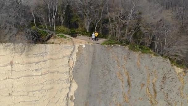 Luchtfoto van Kiseleva rots, Krasnodar Territory. Mensen staan op de klif. Rock bestaat uit witte platen en lagen. Storm prikkelt azuurblauwe zee. Uniek landschap. Voorjaar — Stockvideo