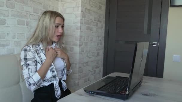 La donna lavora dietro computer portatile in cucina — Video Stock