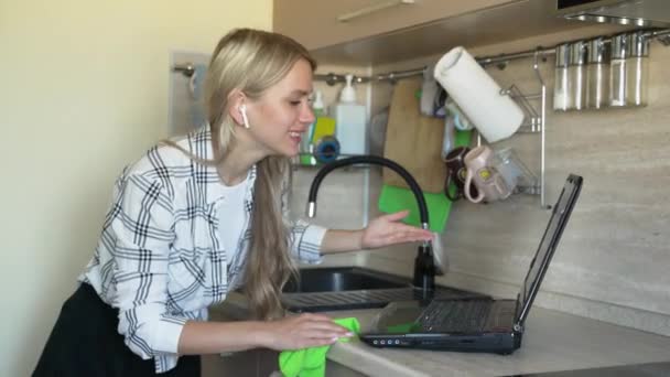 Dona de casa na cozinha, trabalhando e se comunicando por link de vídeo — Vídeo de Stock