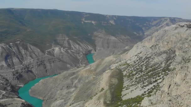 Εναέρια άποψη του Sulak Canyon, το οποίο είναι ένα από τα βαθύτερα φαράγγια στον κόσμο. Ένα βαθύ, τυρκουάζ ποτάμι σε μια κοιλάδα του βουνού. Λευκά τοπία. Βράχια, λόφοι και βουνά. Ρωσική φύση — Αρχείο Βίντεο
