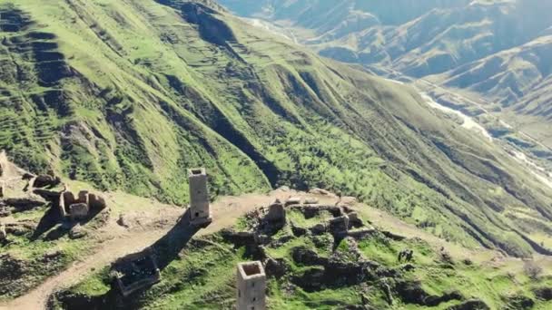 Luftaufnahme des toten Dorfes auf dem Gipfel des Berges. Antike Gebäude, steinerne Ruinen einer antiken Stadt. Erstaunlich einzigartiges verlassenes Dorf. Steinhäuser des verlassenen Dorfes Gamsutl, Dagestan — Stockvideo