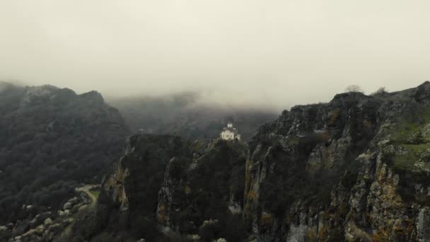 Αεροφωτογραφία του αρχαίου ναού στην κορυφή του βουνού. Λευκοί τοίχοι δομής είναι ορατοί στην κορυφή του βουνού ανάμεσα σε καταπράσινα δέντρα. Πυκνά σύννεφα και ομίχλη πέφτουν. Σύννεφο καιρό — Αρχείο Βίντεο