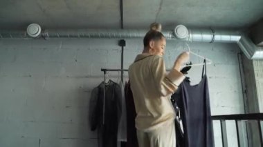 Sabah, iyi bir ruh hali içinde bir kadın kıyafet seçer ve dans eder..