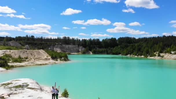 Aerial view of artificial lake, kaolin open pit and turquoise water. Emerald artificial pond. White sandy shores, bright greenery and paths on the sides of the pond. Blue sky with white clouds, sunny — Stock Video