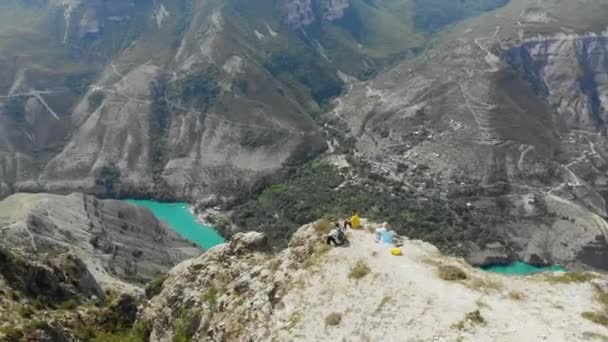 A Sulak Canyon légi kilátása, ami az egyik legmélyebb kanyon a világon. Egy mély, kanyargós türkiz folyó egy hegyi völgyben. Kaukázusi tájak. Sziklák, dombok és hegyek. Orosz természet — Stock videók