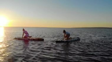 Kadınlar yemek masasında suyun üzerinde yürür. Arkadaşlar göl veya denizin suyunda sorunsuzca yüzer ve kürek çekerler. Gün batımı ya da gün doğumu uzaktan görülebilir. Güneş, suyun üzerinde güneşli bir yol oluşturur. Hava görünümü