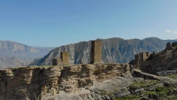 Vista aérea da aldeia morta no topo da montanha. Edifícios antigos, ruínas de pedra da cidade antiga. Incrível aldeia abandonada única. Casas de pedra da aldeia abandonada de Gamsutl, Daguestão — Vídeo de Stock