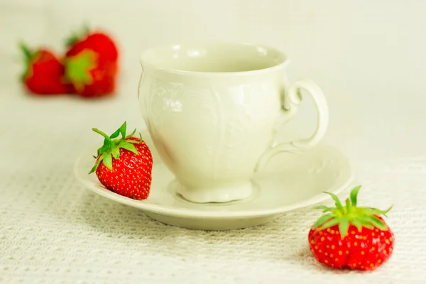 Still-life with tea set and strawberry — Stock Photo, Image