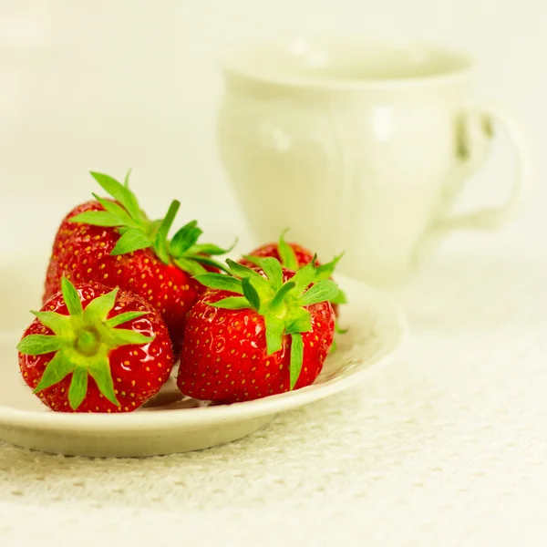 Still-life with tea set and strawberry — Stock Photo, Image