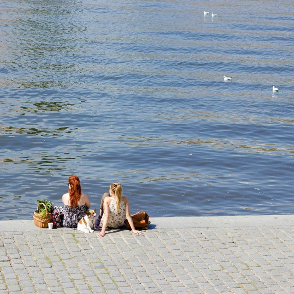 People sitting by the river — Stock Photo, Image