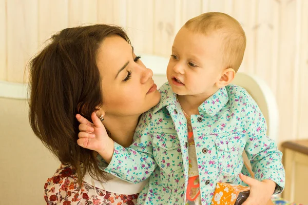 Moeder met haar dochtertje — Stockfoto