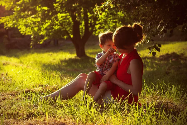 Petit garçon avec sa mère — Photo