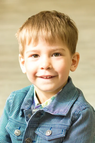 Porträt eines kleinen Jungen — Stockfoto