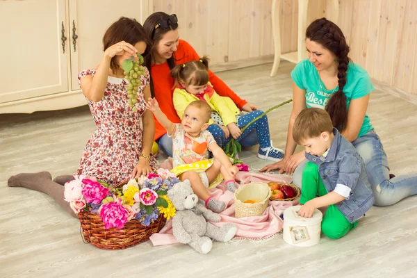 Les mères avec leurs enfants — Photo