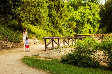 küçük çocuk annesi ile