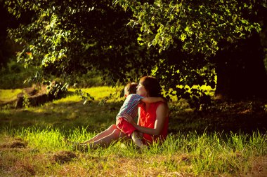 küçük çocuk annesi ile