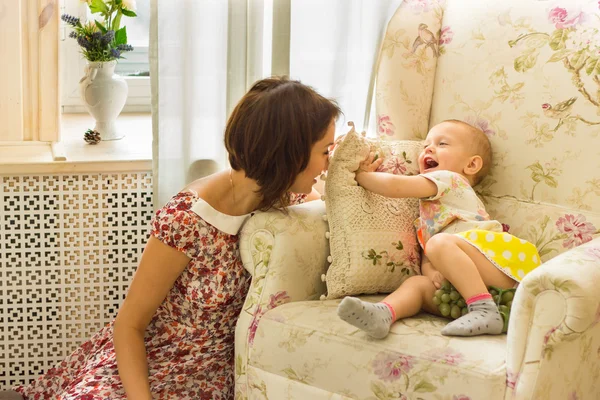 Mutter mit ihrer kleinen Tochter — Stockfoto