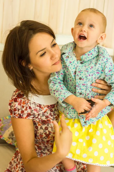 Moeder met haar dochtertje — Stockfoto