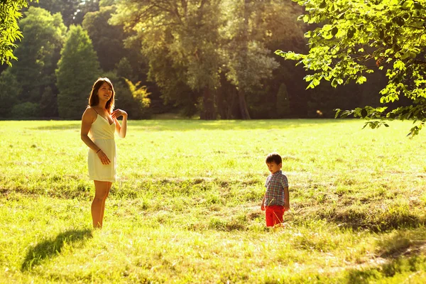 Petit garçon avec sa mère — Photo